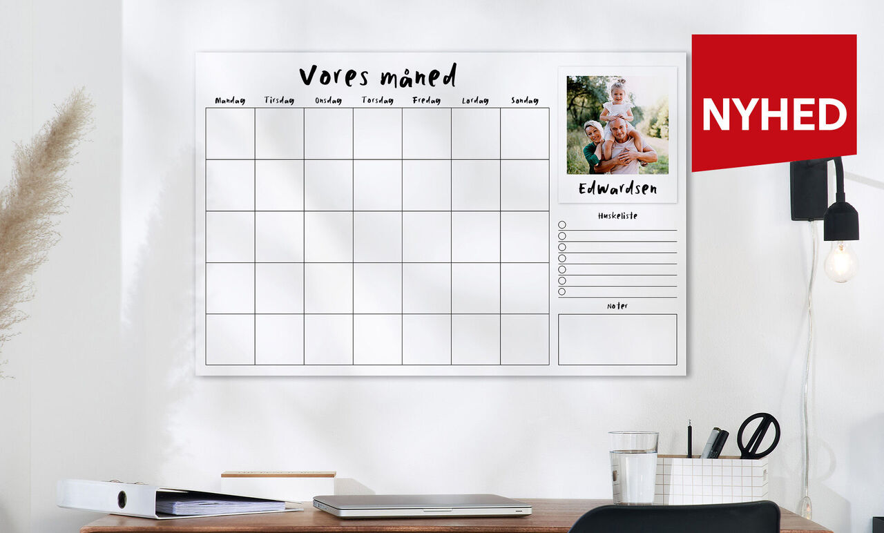 En stilfuld vægkalender med et billede fra en glad familieudflugt og en tom tidsplan.