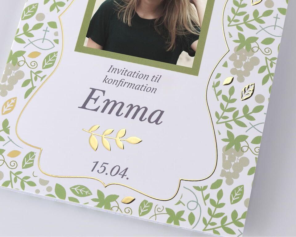 Invitationskort til konfirmation med gyldne dekorationer og billede af Emma, omkranset af grønne blade.