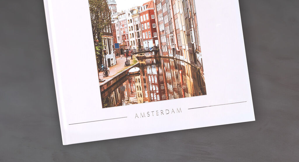 Et CEWE fotoalbum med et billede af Amsterdam, der viser arkitekturen og kanalen