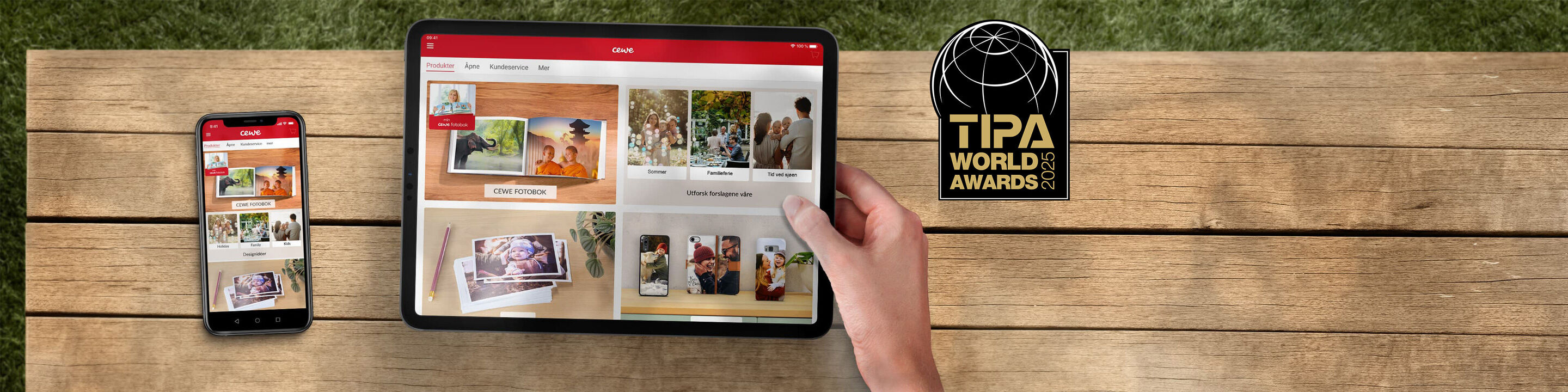 En person bruger en tablet og smartphone til at vise fotos og projekter. Et TIPA World Awards-symbol ligger på bordet.