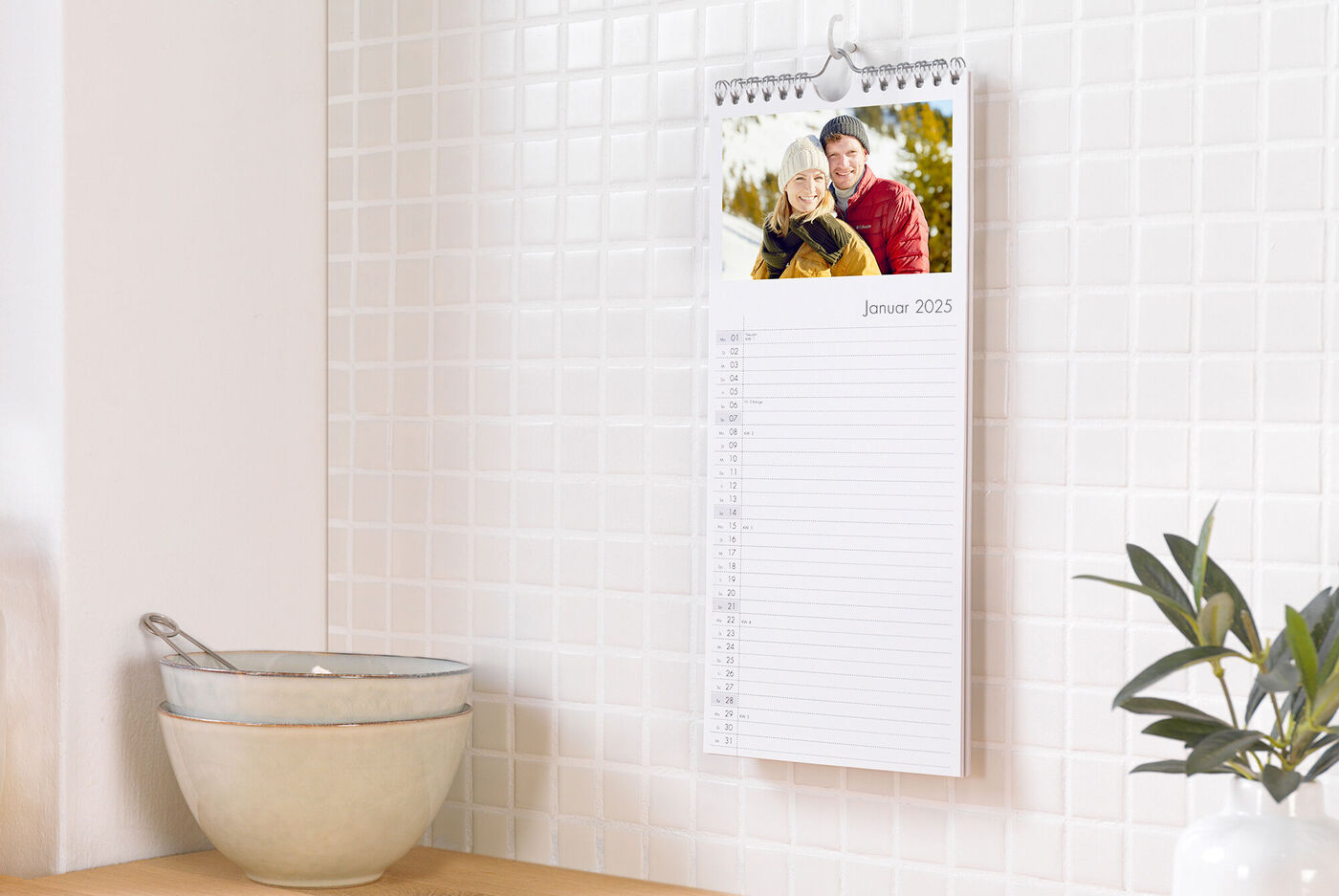 Kalender med et billede af to smilende mennesker i vinterlandskab