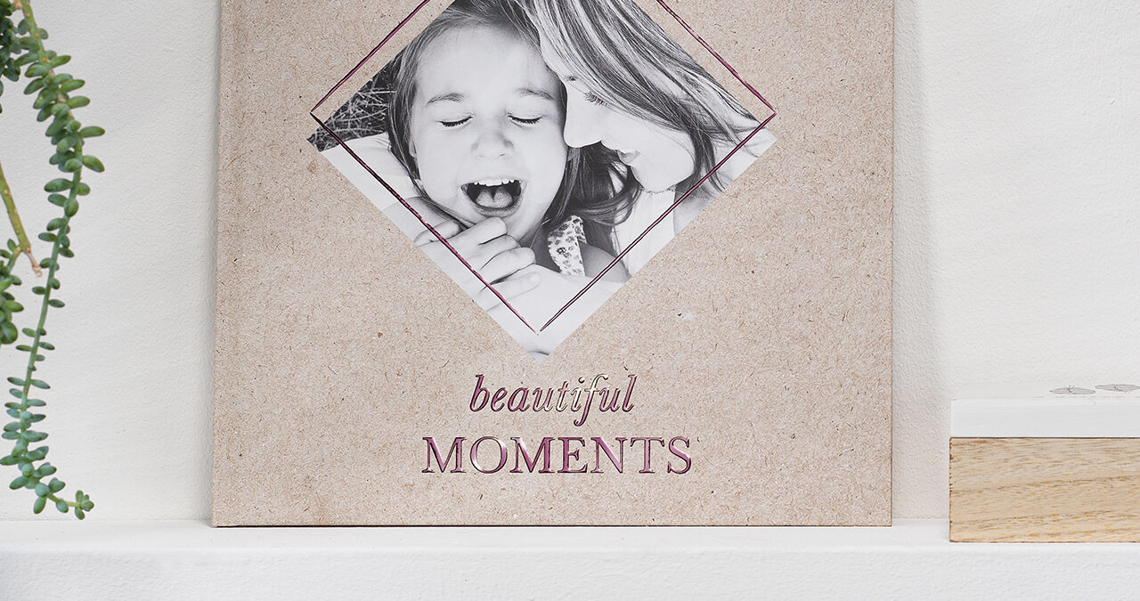En kreativ fotobog på et bord med teksten "beautiful Moments".