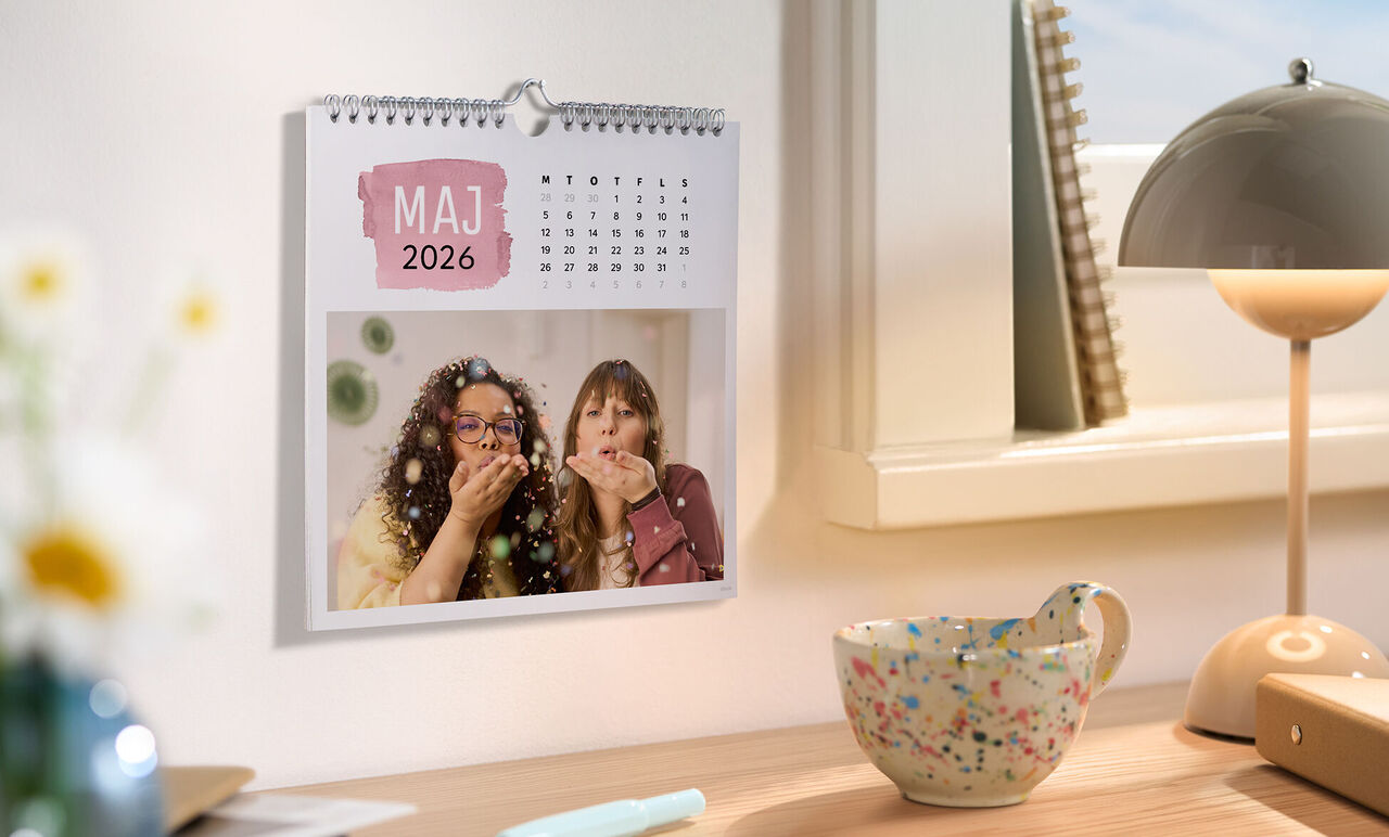 Vægkalender med glade minder for maj.