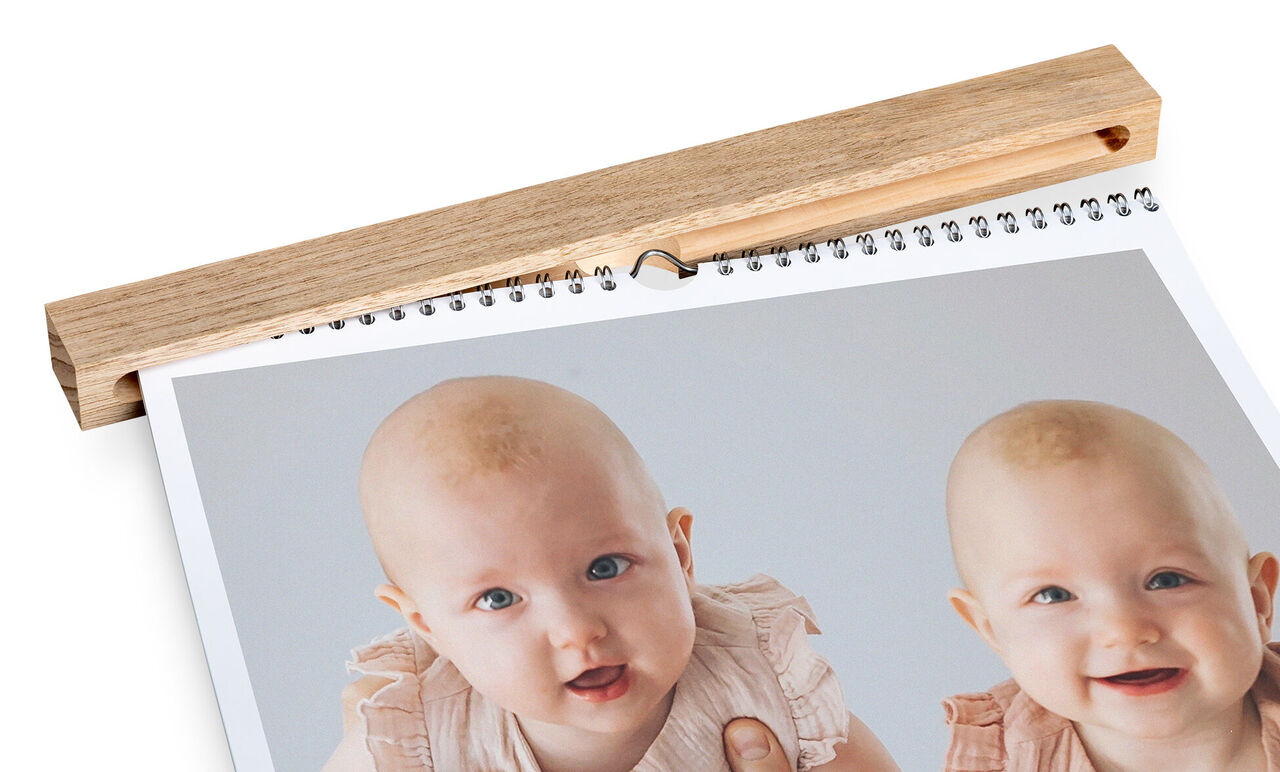 To babyer smiler venligt på en fotokalender.