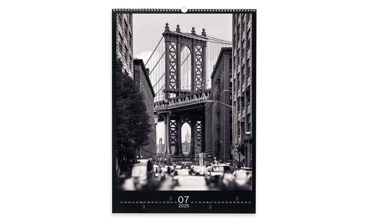 Sort-hvidt billede af Brooklyn Bridge med vejtrafik i New York.