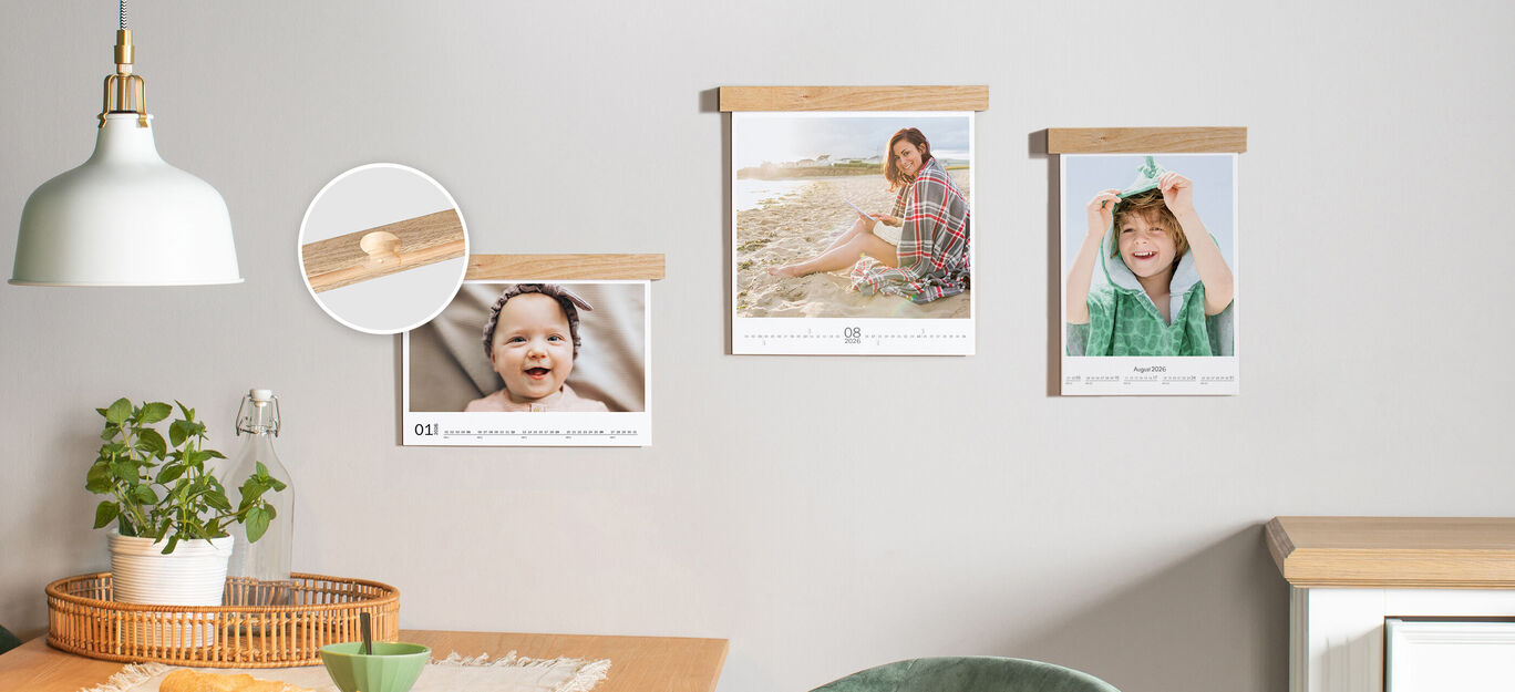 Tre billeder i et moderne rum, to viser afslappede øjeblikke på stranden og et babyfoto. En plante og en pendellys tilføjer atmosfæren.