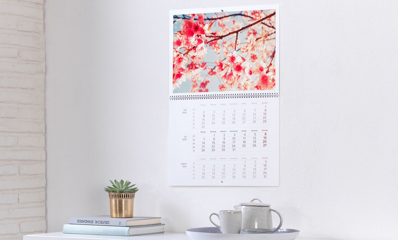 En smuk fotokalender med farverige kirsebærblomster og en praktisk månedskalender.