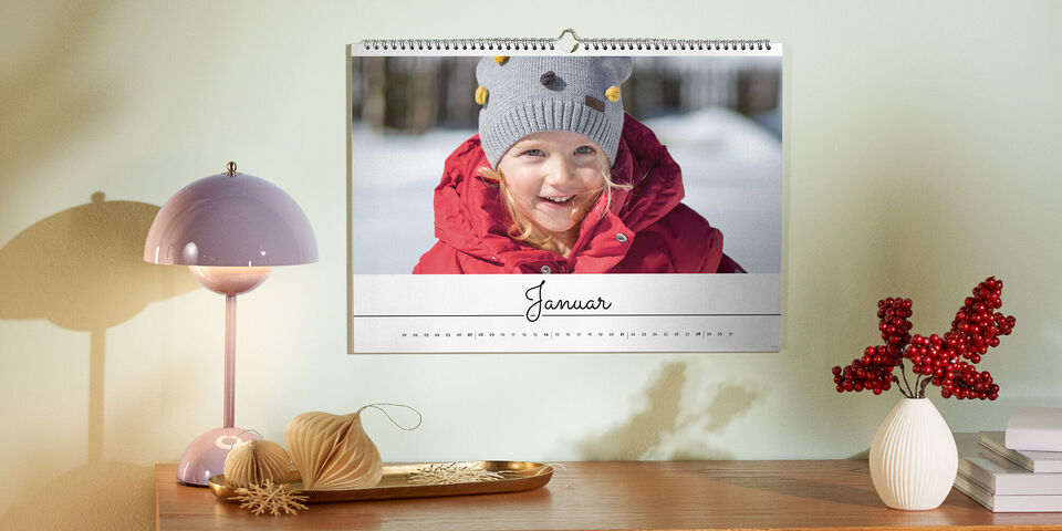 En vidunderlig fotokalender for januar, dekoreret med glade vintermotiver.