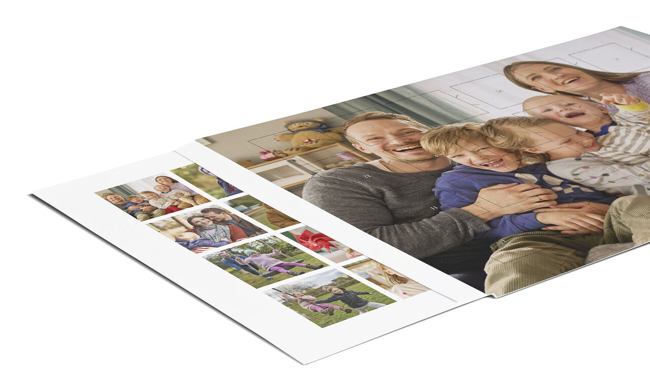 Et smilende familiebillede i CEWE fotobogen, der viser lykkelige øjeblikke