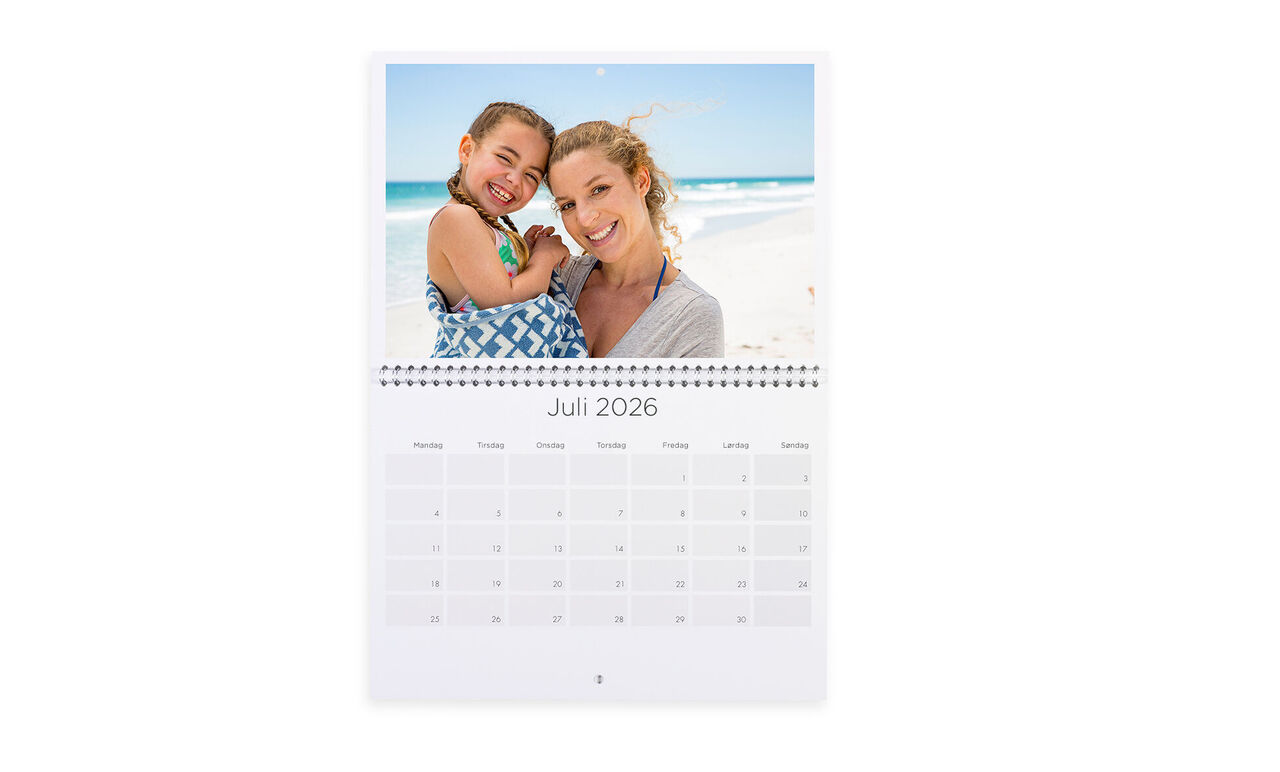 En farverig fotokalender for juli 2025 med en glad mor og hendes barn på stranden.