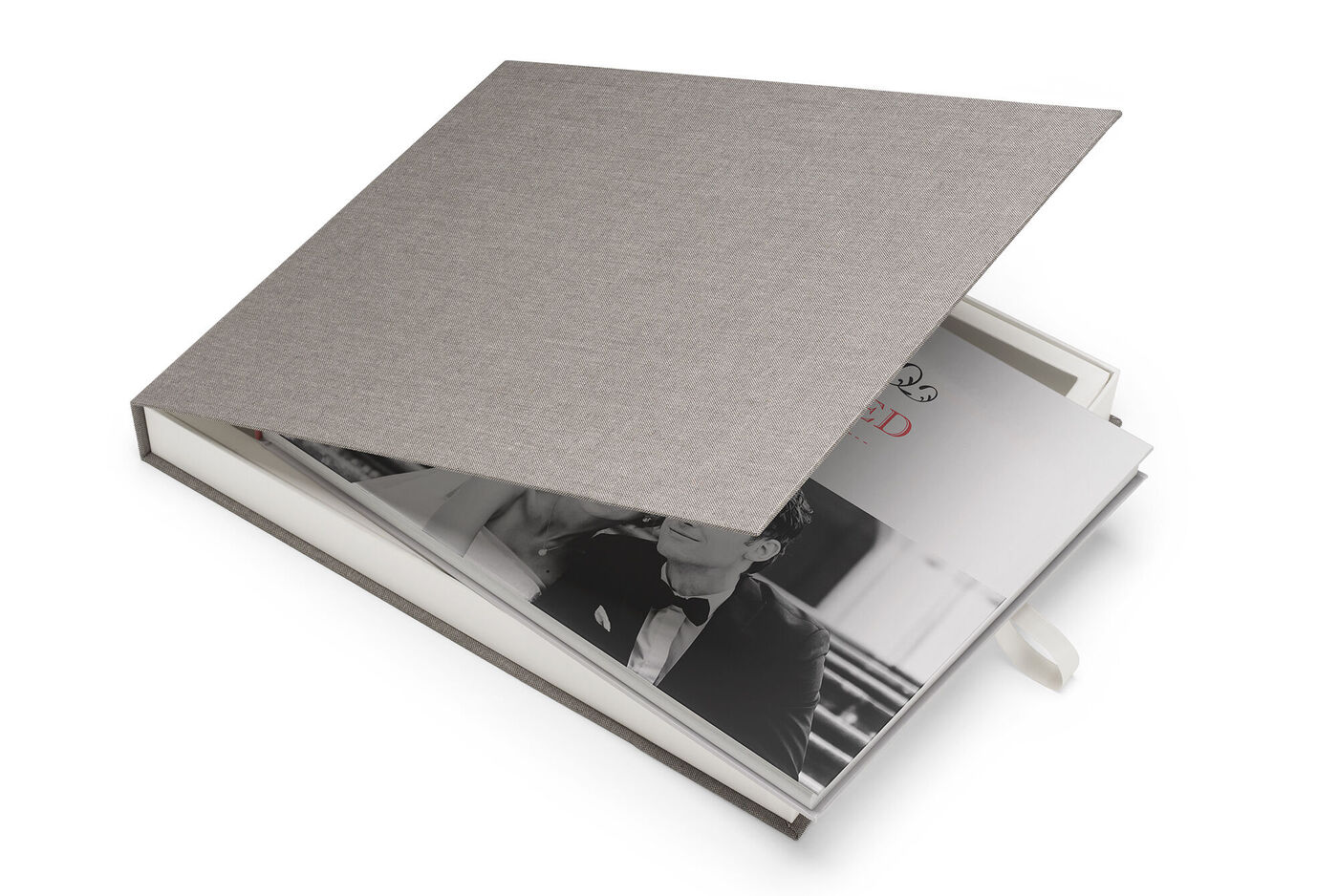 En åben CEWE-fotobog med et elegant gråt hardcover og et romantisk sort-hvidt foto indeni.
