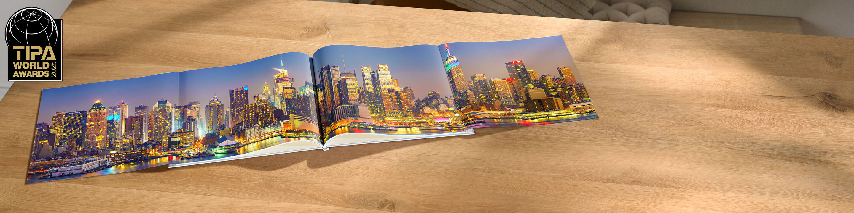 En åbnet CEWE Fotobog viser en smuk skyline af Philadelphia ved skumring på et bord.