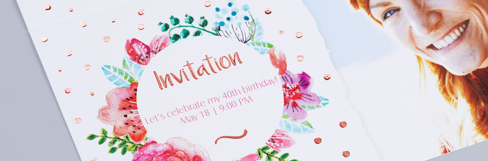 Invitationskort med farverigt blomstermotiv og teksten 'Invitation'.