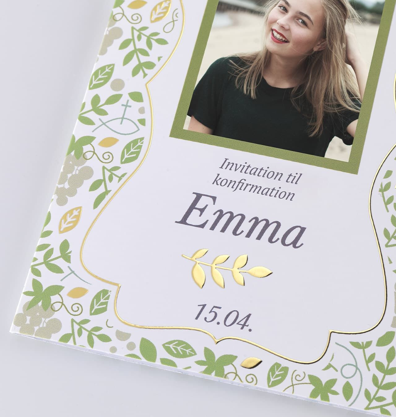 Invitation til konfirmation med personlig note, viser navn Emma og dato 15.04.