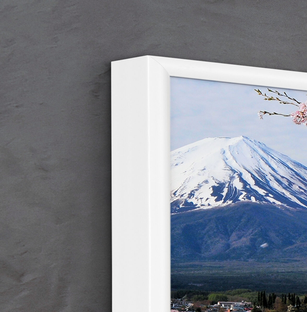 En vægdekoration med udsigt over den sneklædte Mount Fuji og blomster i forgrunden.