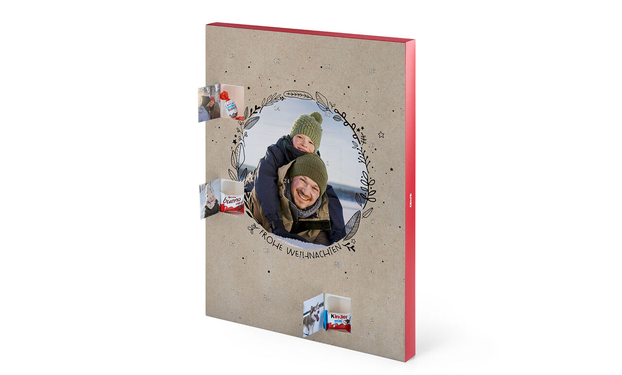 En kærligt designet CEWE FOTOBOG med et farverigt omslag og et smukt billede fra familieudflugten.