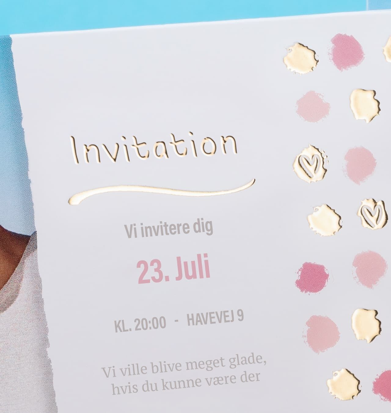 Invitationsdesign med farverige accenter og gyldne detaljer.