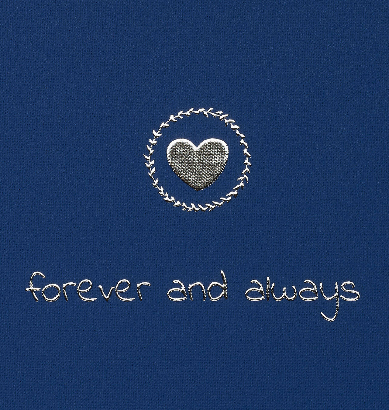 Blå stofcover med hjerte og teksten "forever and always"