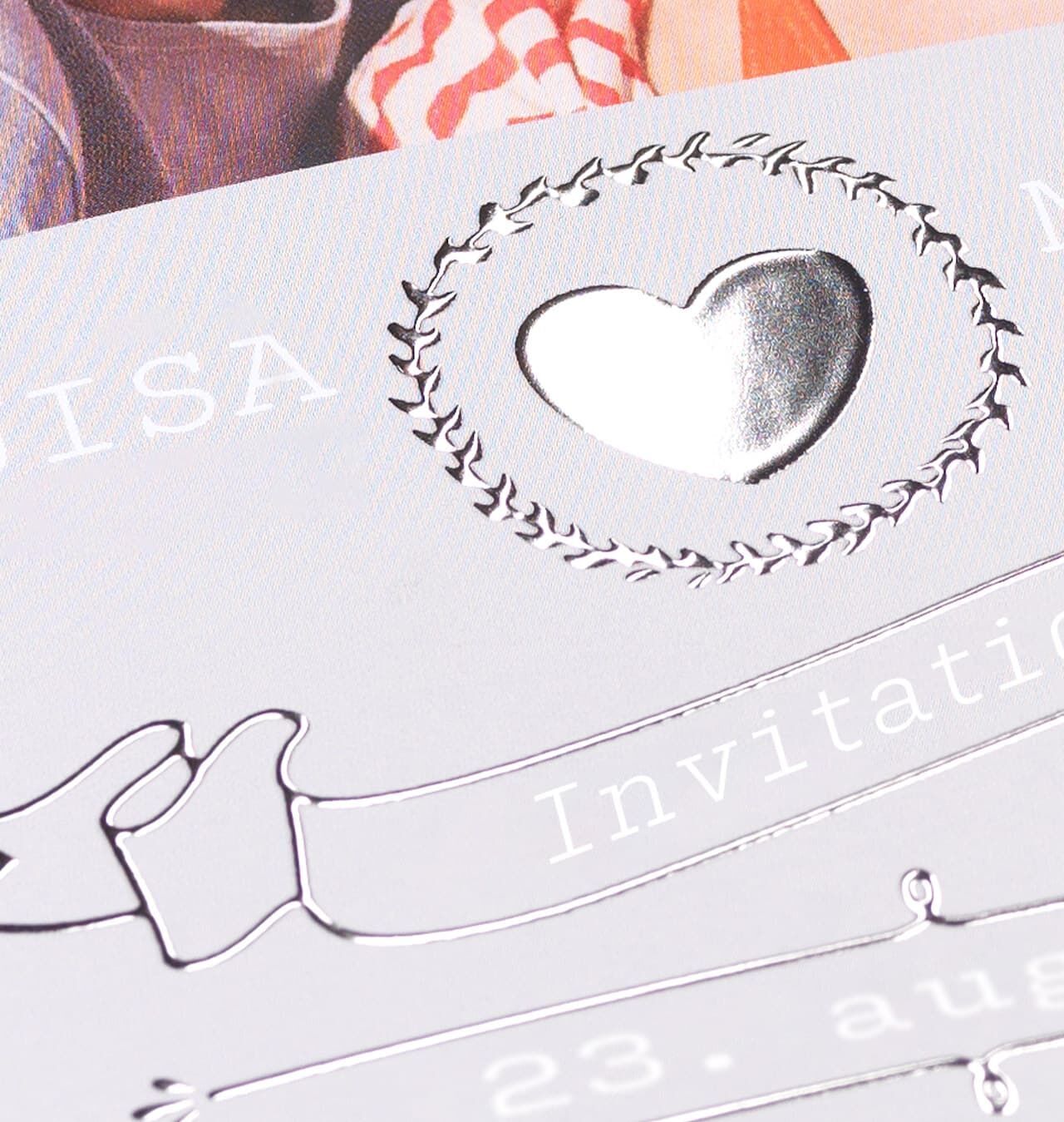 Detalje af et CEWE kort med hjerte-design og invitation