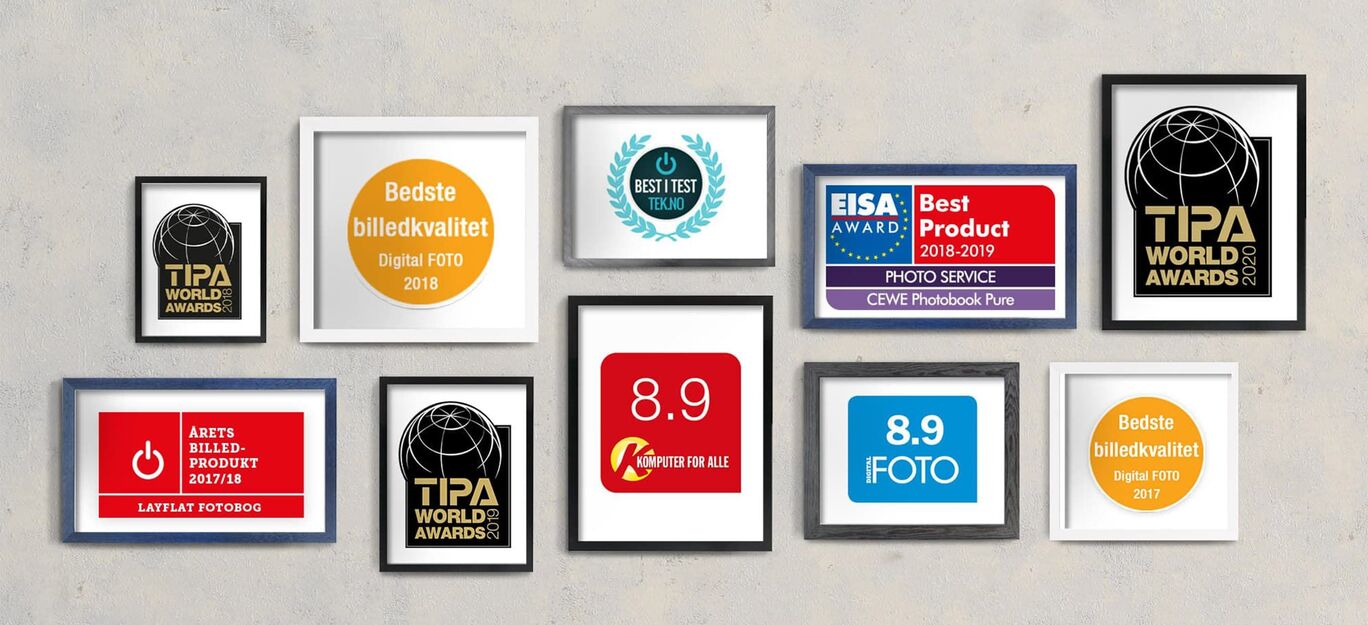 Væg med forskellige priser og certifikater for fotografering. Unik kvalitet fremhæves.