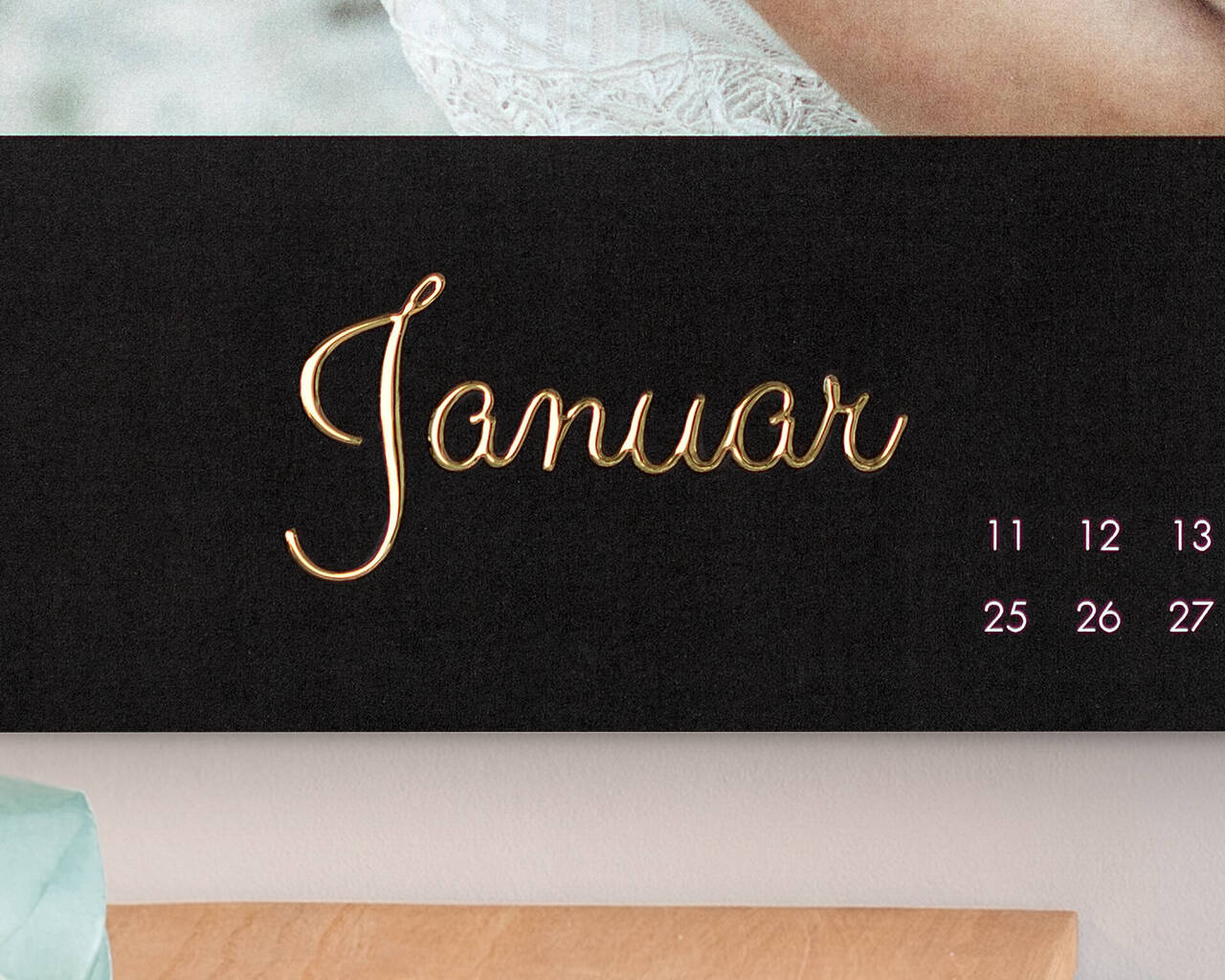 Kalenderblad med gyldne tal for januar
