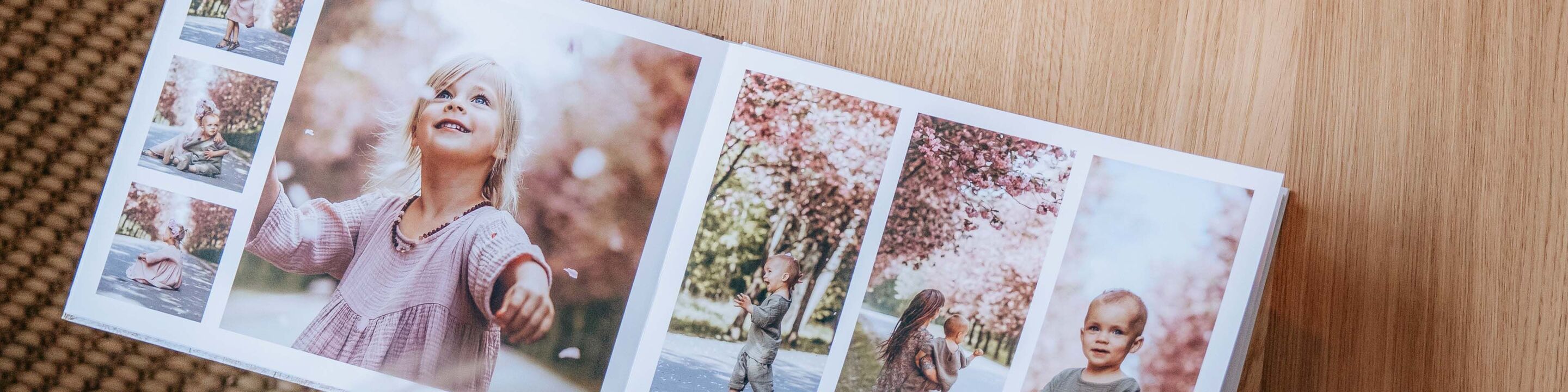 En vidunderlig CEWE fotobog viser minder under blomstrende træer.