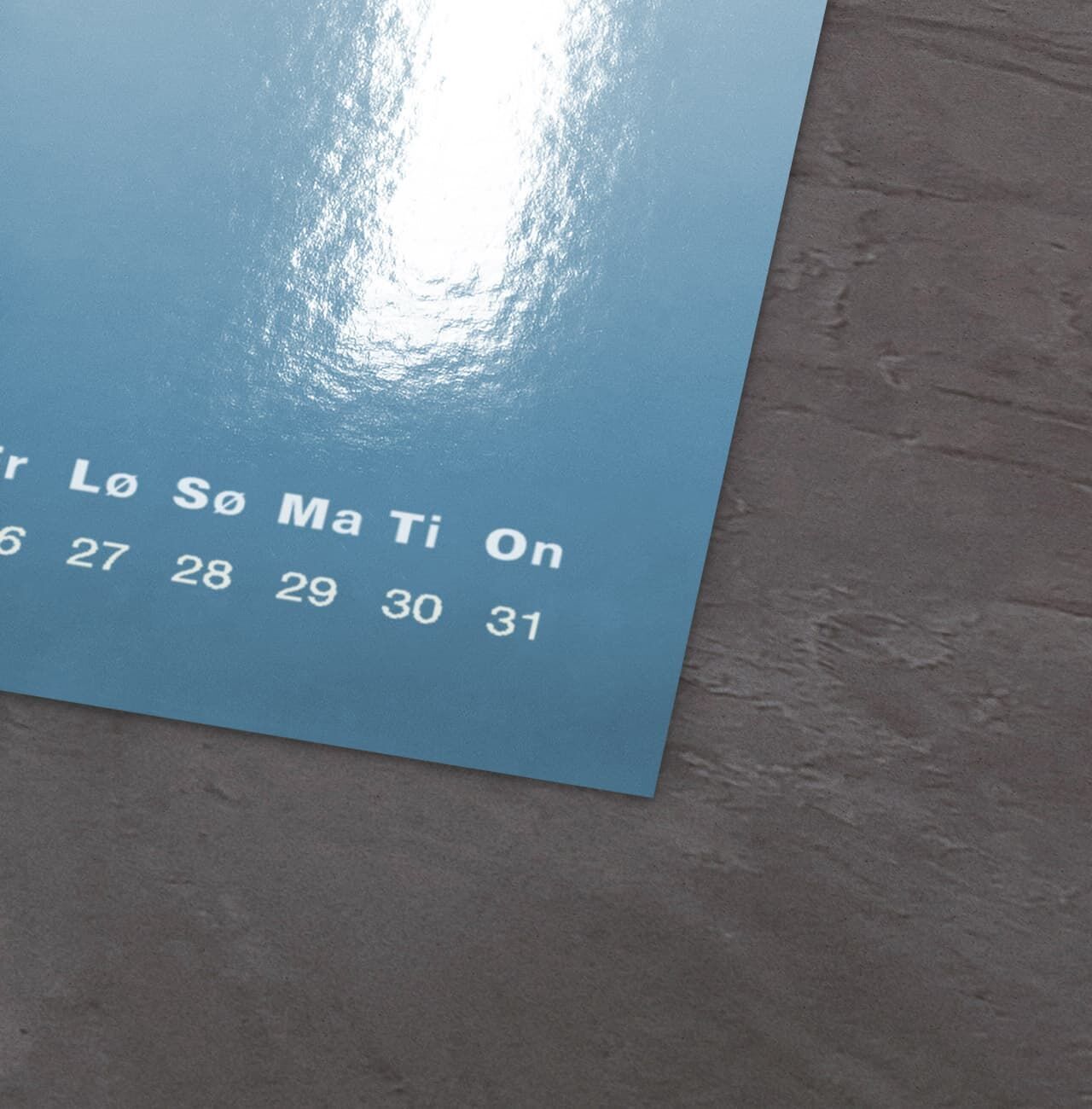 En stilfuld blå kalender viser månedens dage.