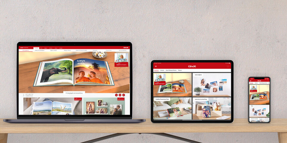 Skærmbilleder af CEWE hjemmesiden på bærbar computer, tablet og smartphone, der viser forskellige fotobøger