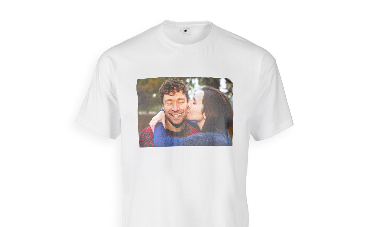 En T-shirt med et glad foto af et par, der krammer på forsiden.