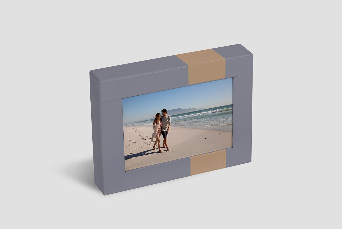 Et smukt fotoalbum med et billede af et par på stranden. Solen skinner, og de nyder øjeblikket.