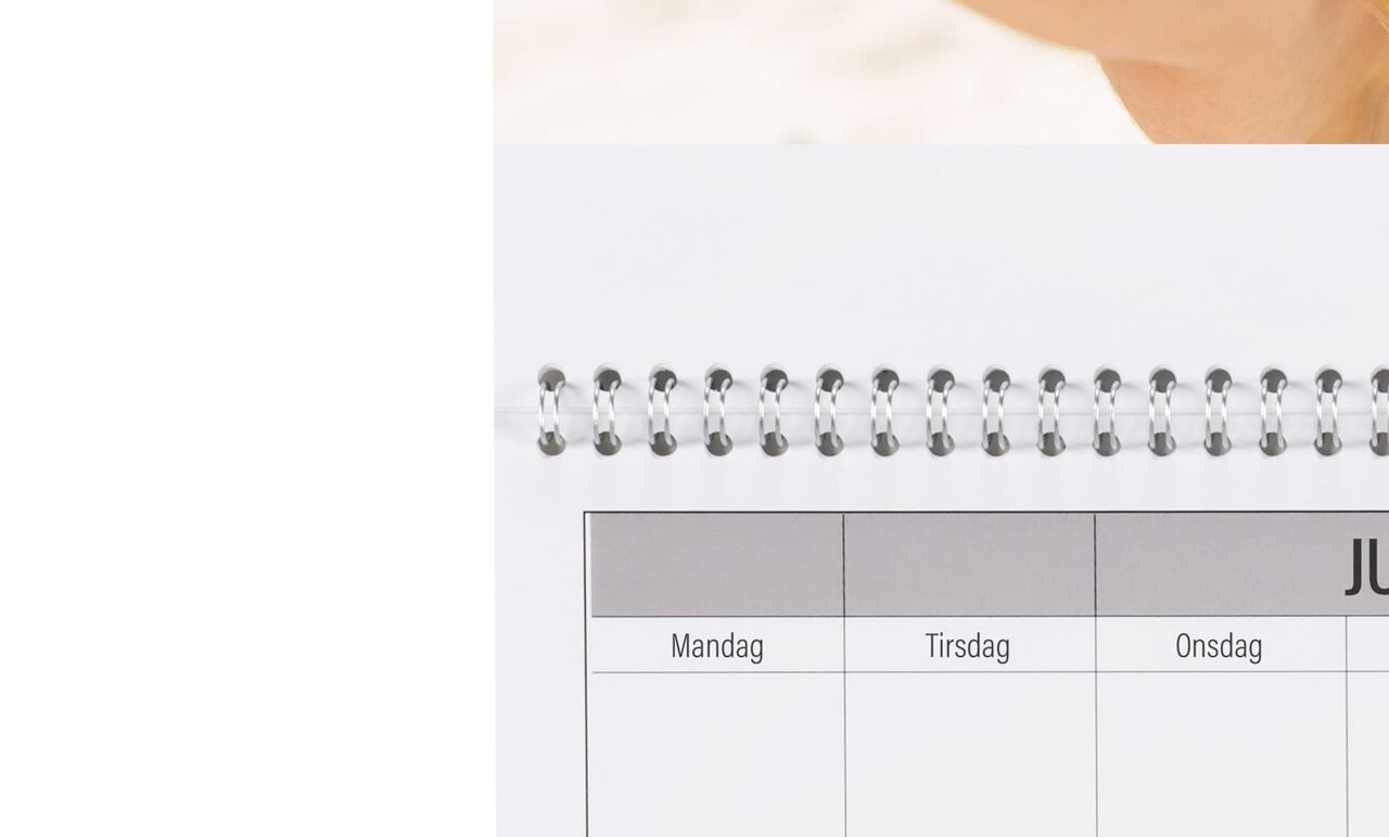 En åbnet fotokalender viser månedsoversigt med plads til personlige noter.