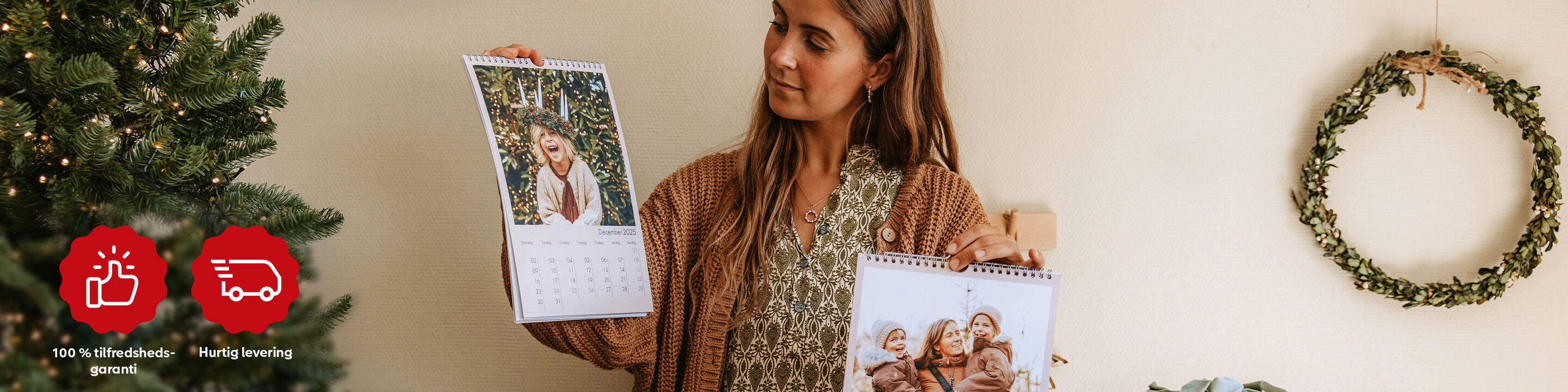 Kvinne med kalender ved et juletræ.