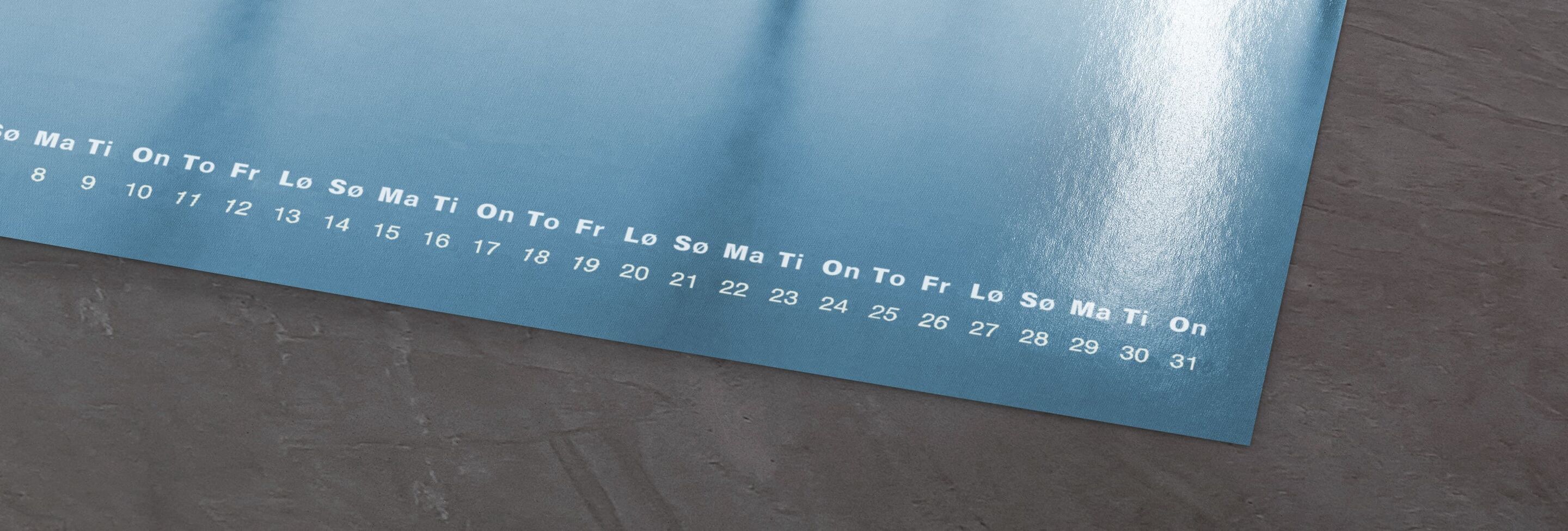 Detalje af en moderne kalender på blå overflade