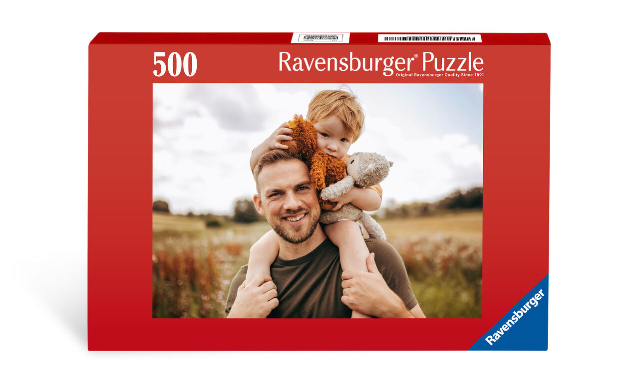 Et Ravensburger puslespil med 500 brikker, der viser en vidunderlig scene. En voksen bærer et barn på skuldrene omgivet af natur og blomstrende græs. Perfekt til fælles glade øjeblikke.