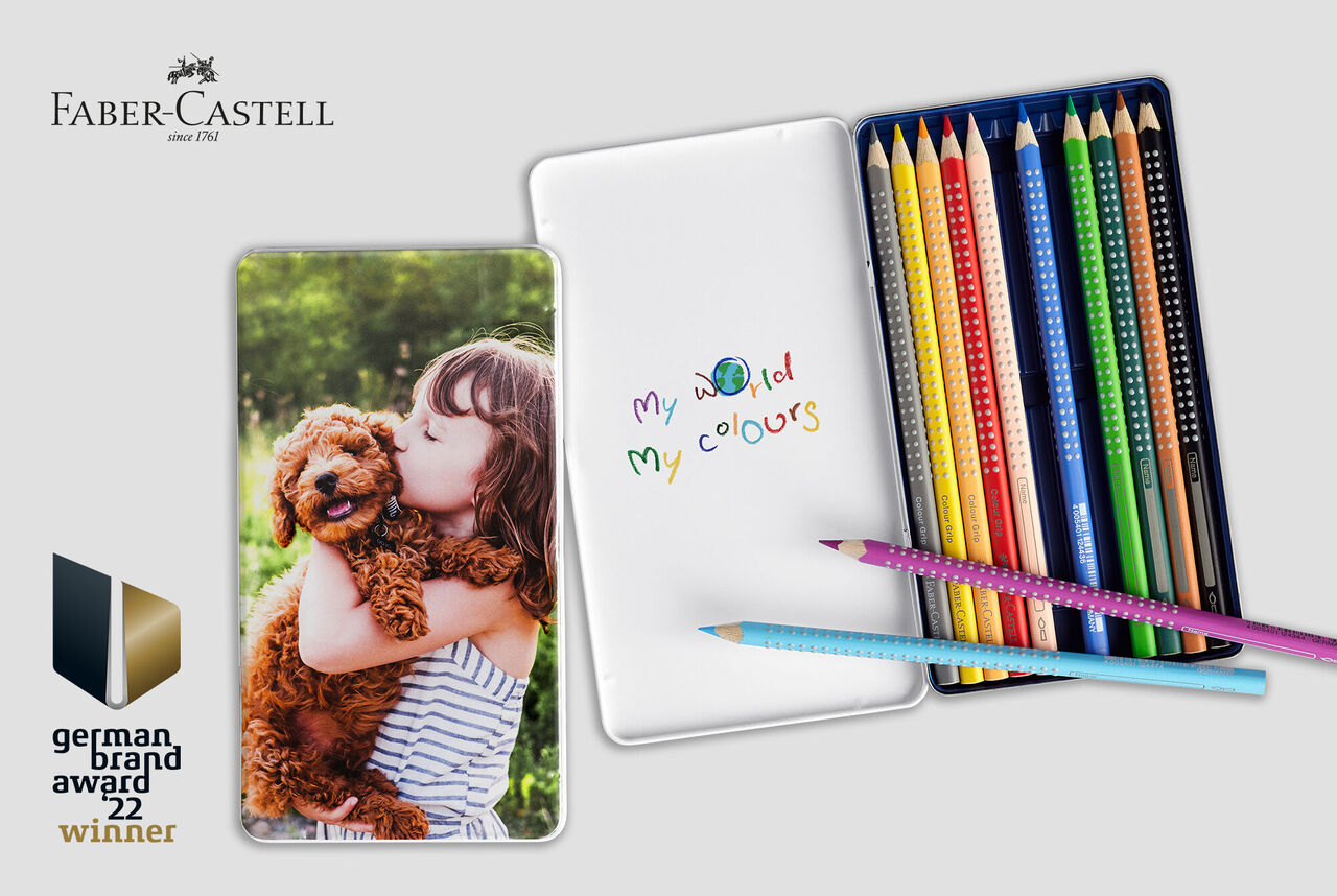 Farverige tegninger med Faber-Castell farveblyanter og en hund på en notesblok