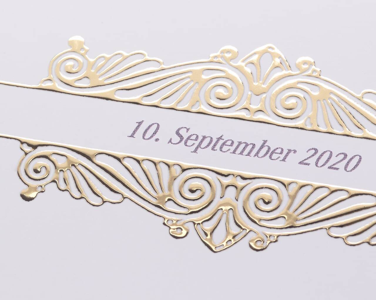 Detaljebillede af en kunstnerisk, gylden dekorationsramme til en særlig dag, med datoen 10. september 2020.