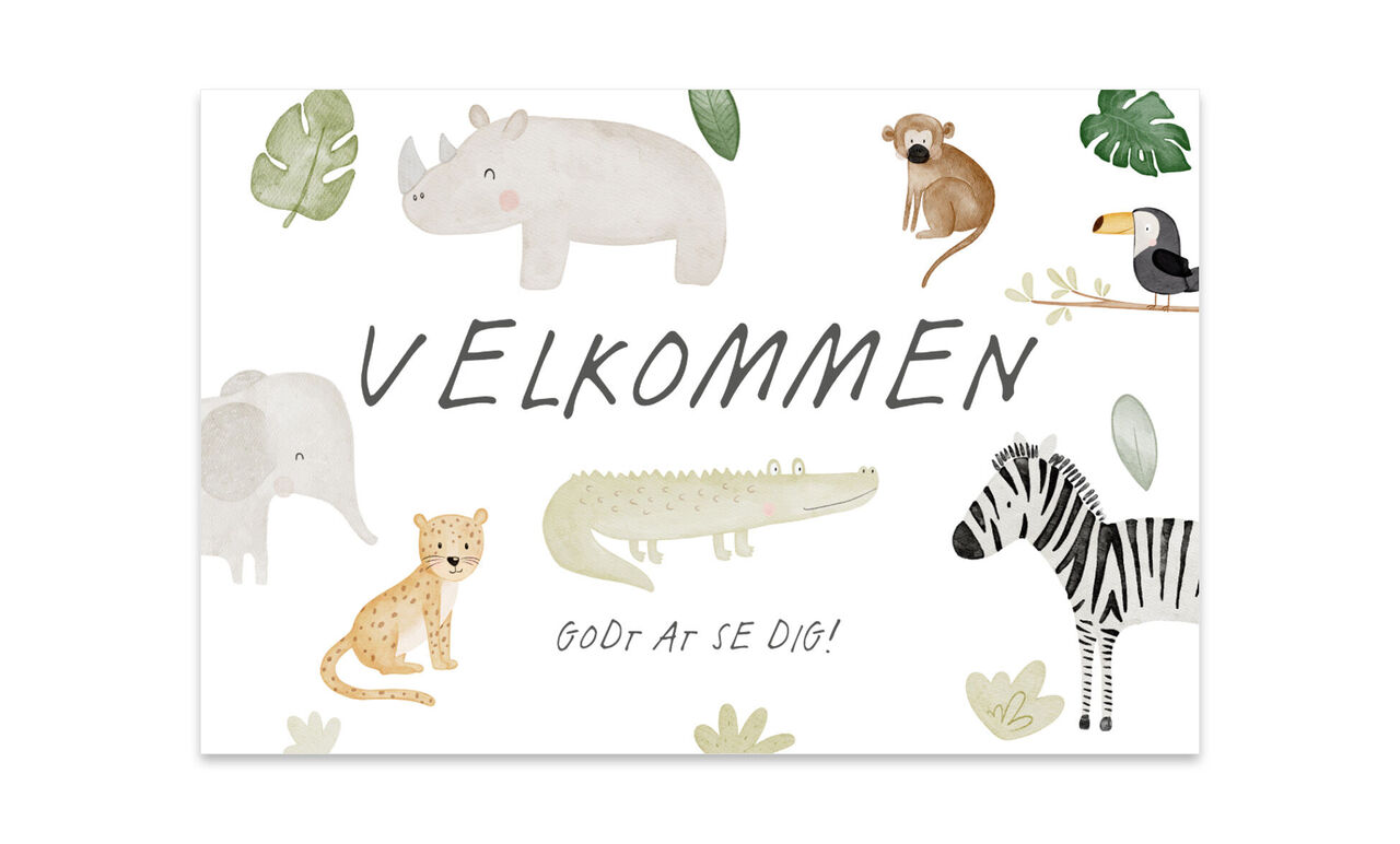 Et farverigt velkomstskilt med forskellige dyr som et næsehorn, elefant, leopard, krokodille, zebra og tukan, omgivet af grønne blade.