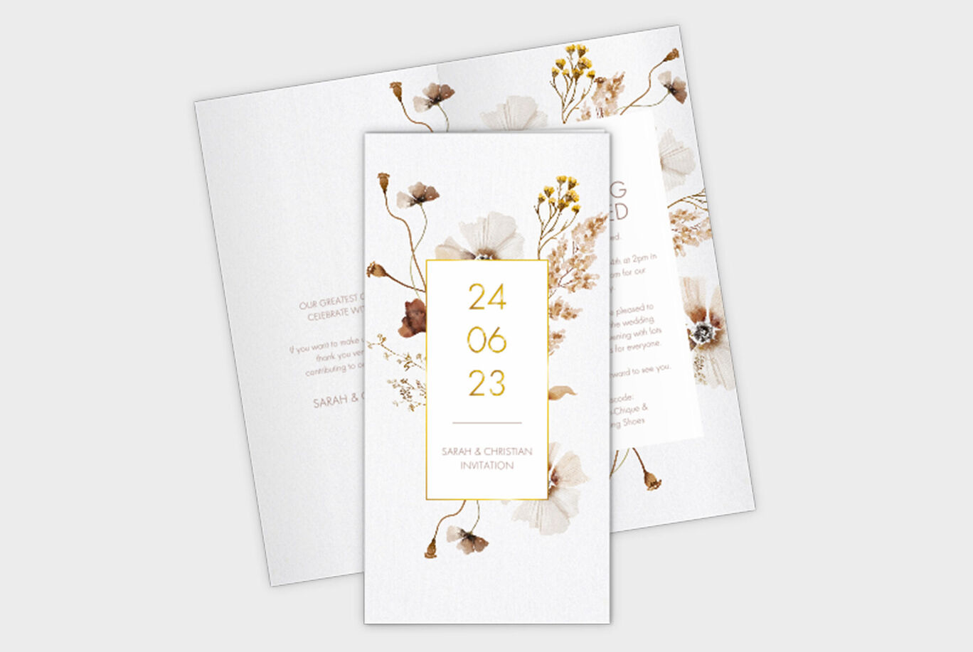 Enfarvet invitation med gyldne skrifter og tørrede blomster til en konfirmation.