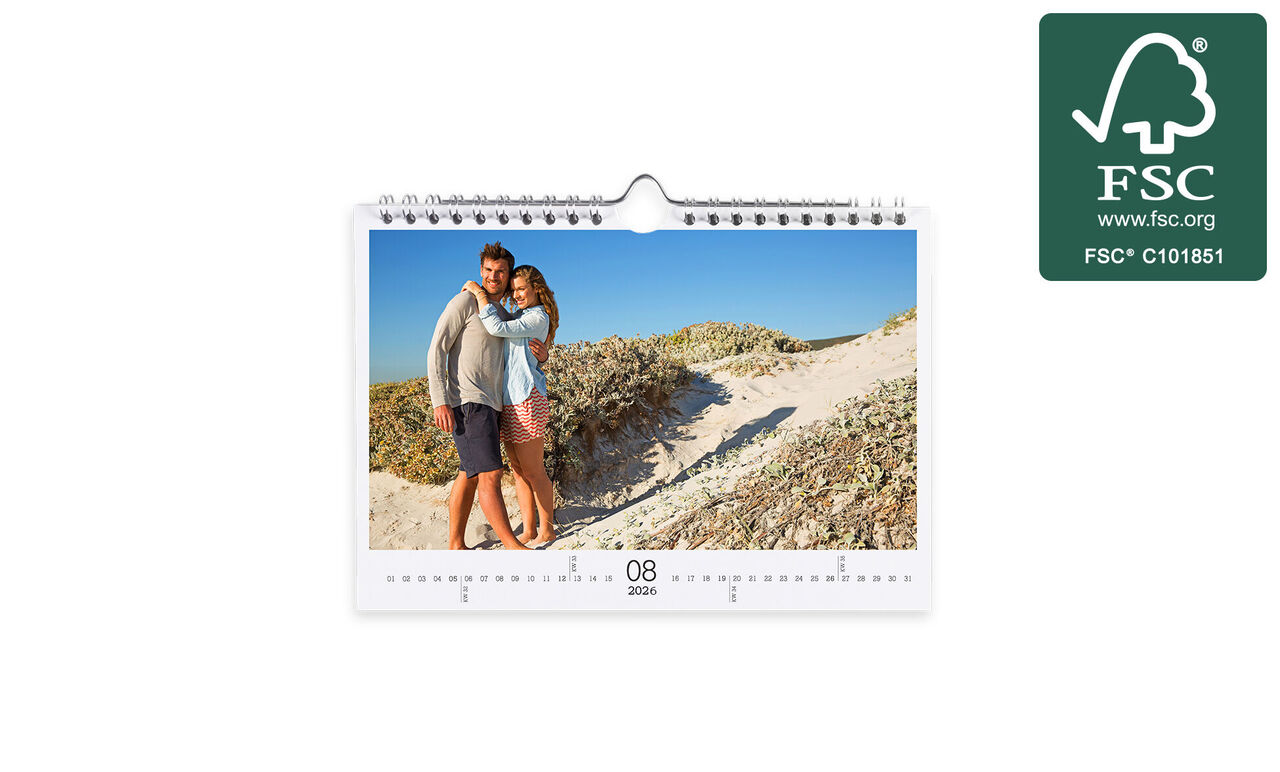 Kær par poserer ved en strand i en fotokalender.