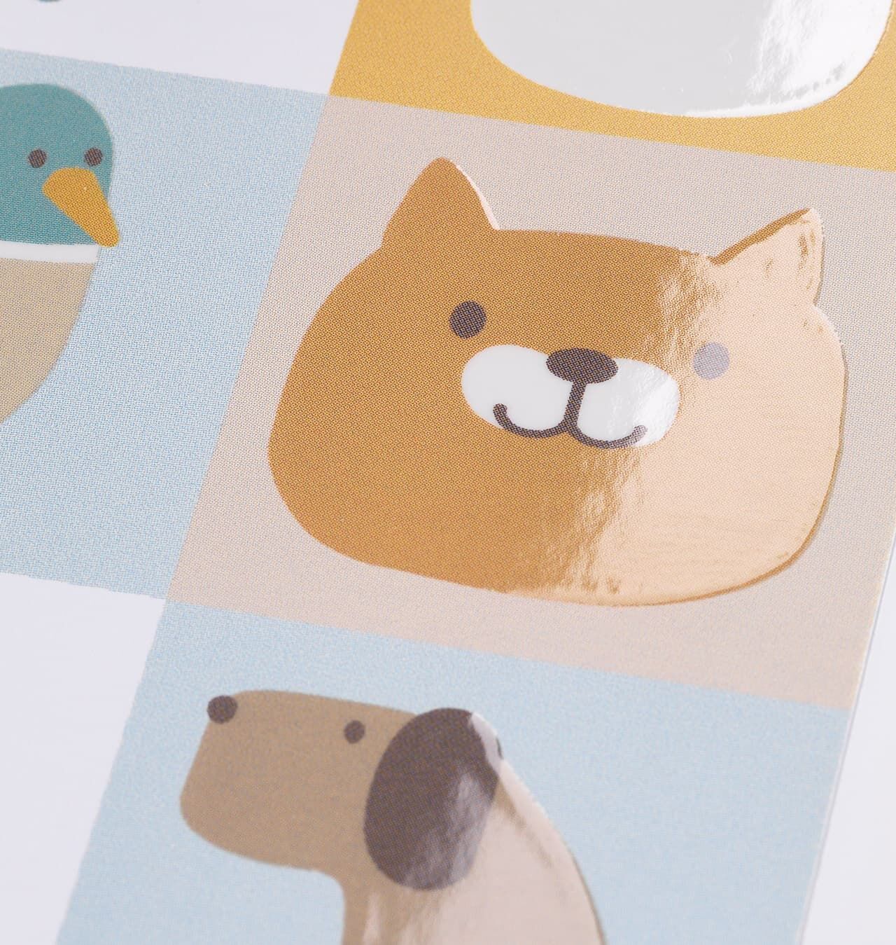 Farverige illustrationer af dyr, herunder en smilende hund og et katten hoved.