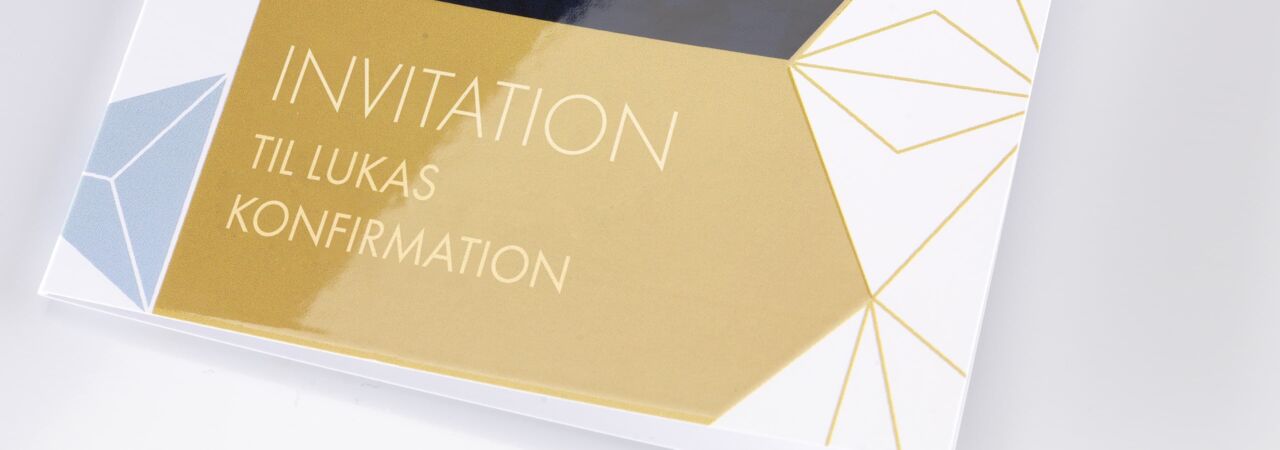 Elegant invitation designet i guld og blå til Lukas' konfirmation.