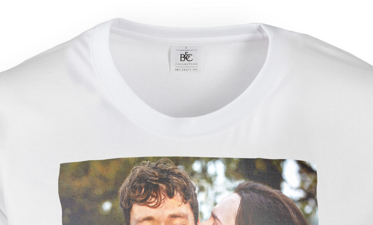 T-shirt med et kærligt billede af to personer i naturen