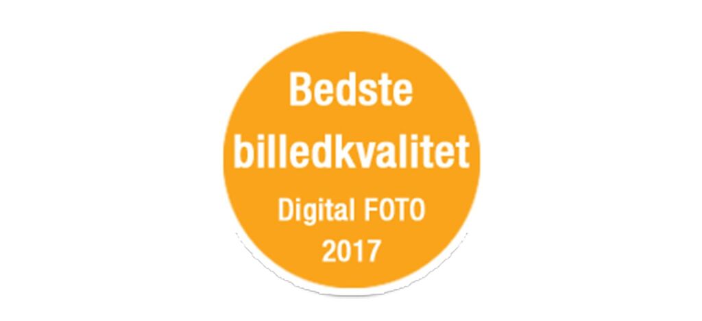 Rundt klistermærke med teksten 'Bedste billedkvalitet Digital FOTO 2017' i hvid på orange baggrund.