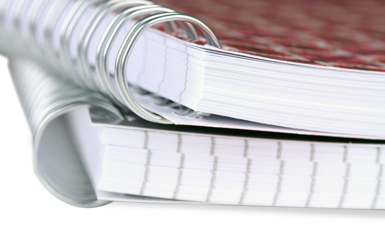 Nærbillede af farverige notesblokke med trådbinding