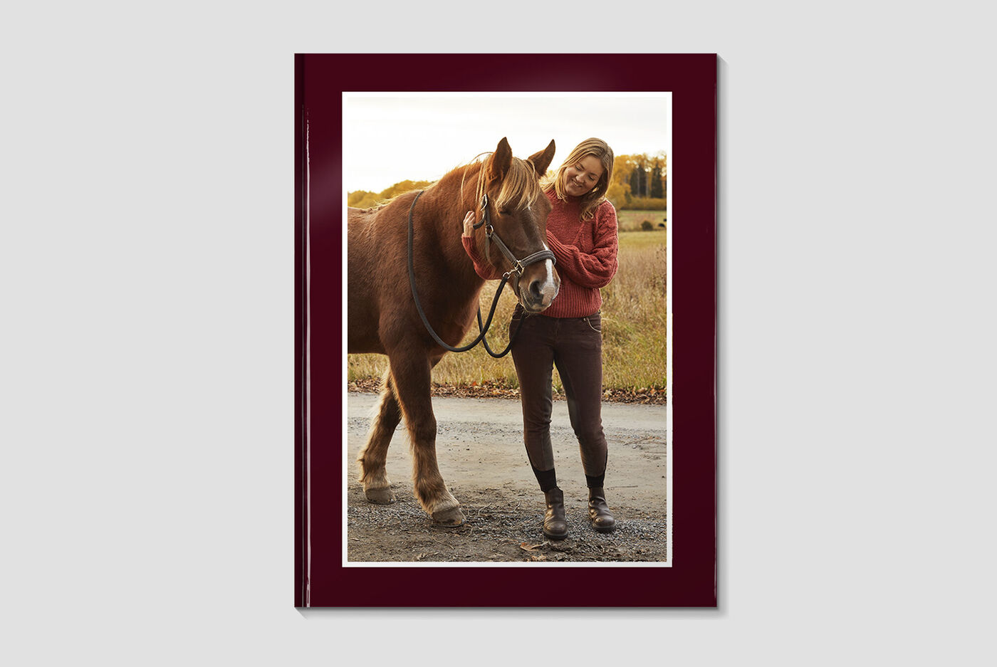 En glad kvinde omfavner en hest på en mark. Scenen viser glæde og forbindelse.