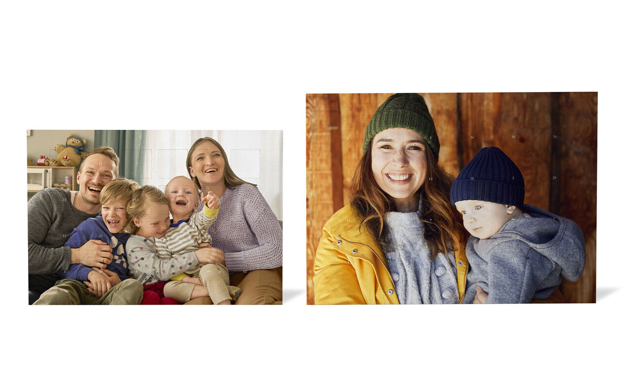 Familie poserer glad i et hyggeligt rum, omfavner hinanden kærligt.