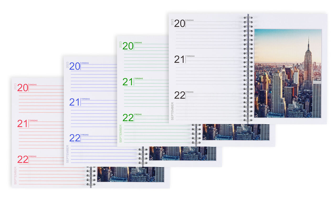 En åben ugekalender med et billede af Empire State Building til højre.