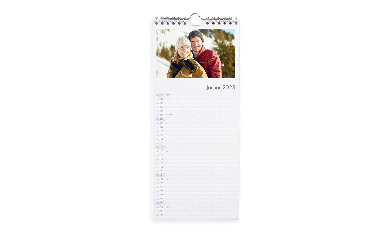 En vægkalender med et foto af et par i sneen. Januar 2023 er fremhævet.