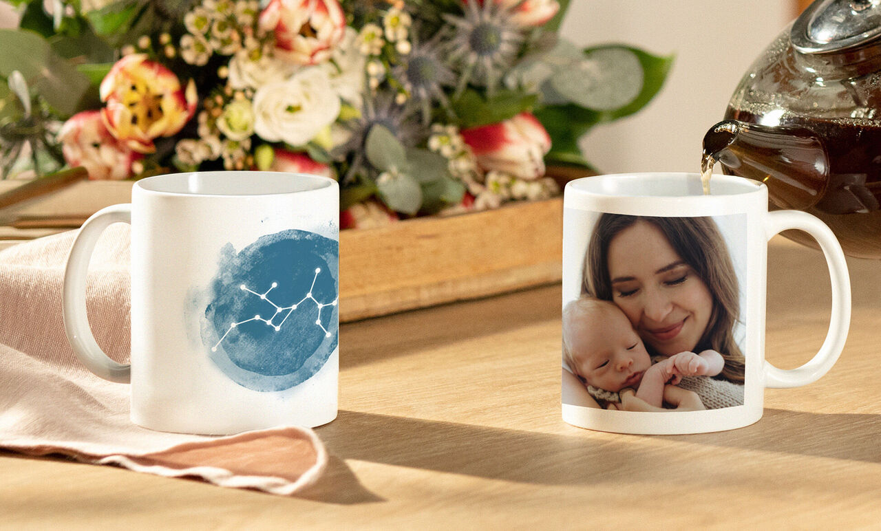 Personer nyder en kop med et individuelt design, omgivet af blomster.