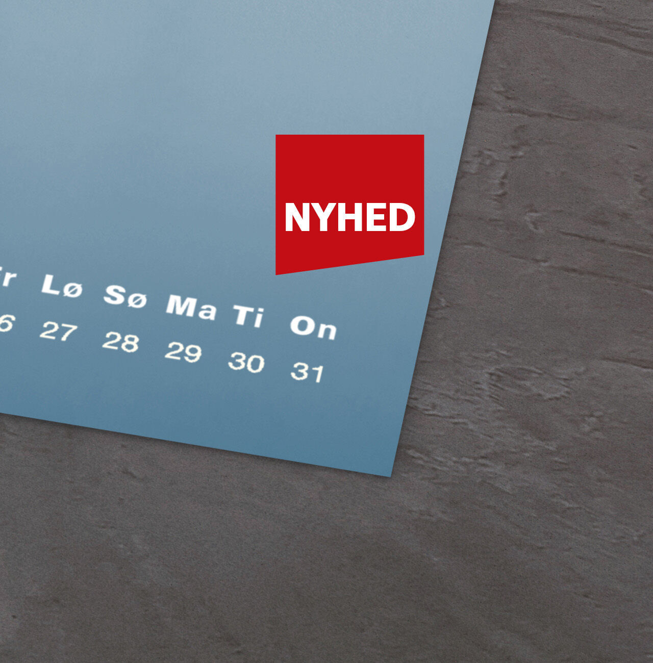 Kalenderblad med blå baggrund og datoer for måneden. CEWE fotokalender.